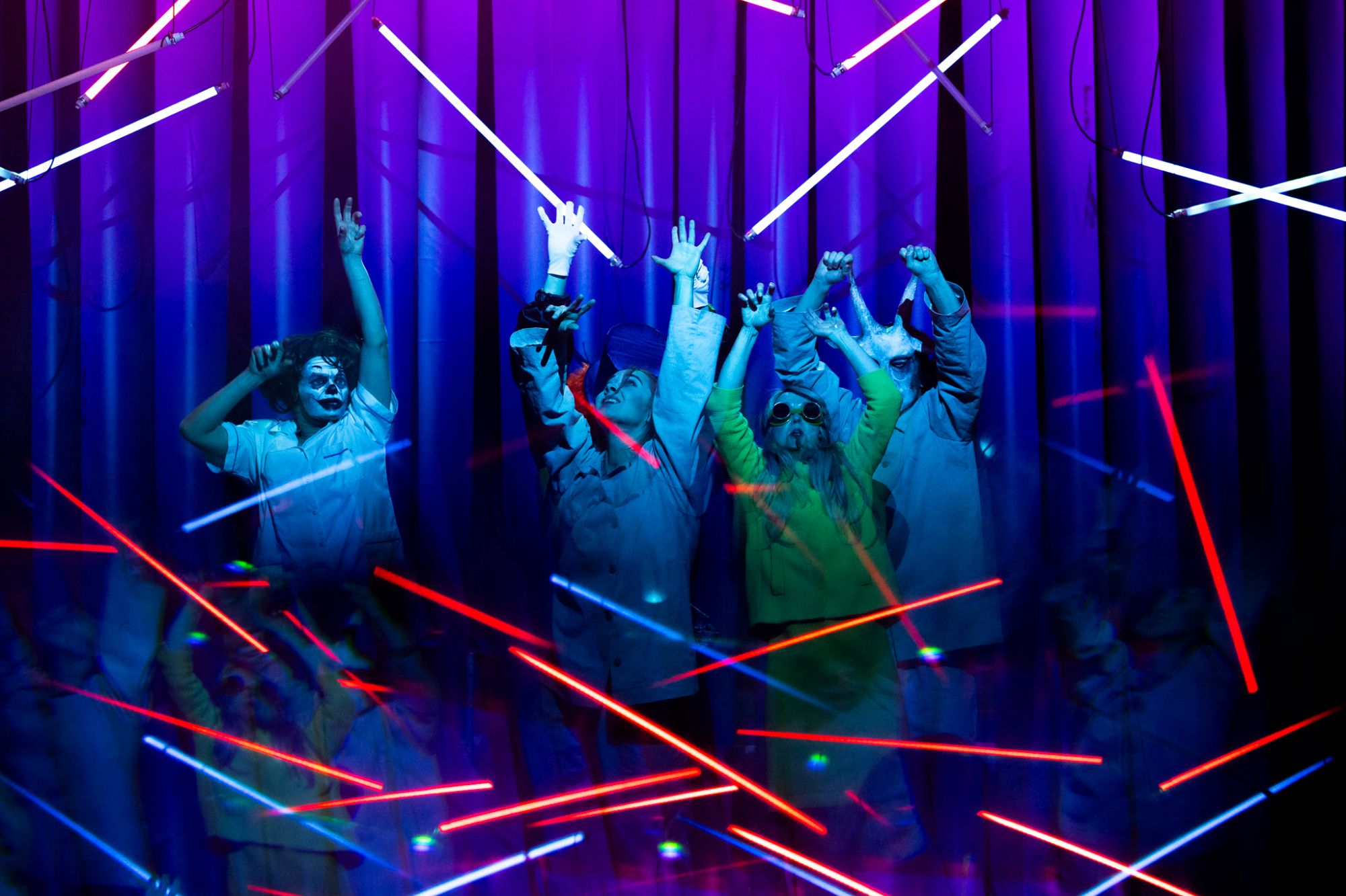 zdjęcie ze spektaklu  "Znaki szczeg&oacute;lne", fot. Teatr Maska